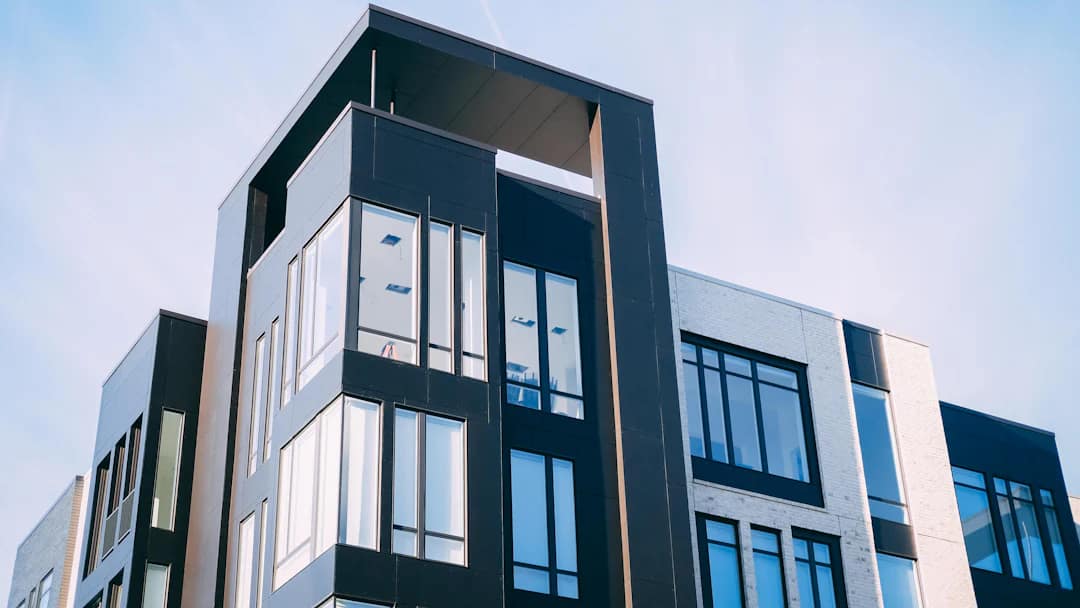 Façade géométrique d’un immeuble résidentiel — photo Luke van Zyl, Unsplash