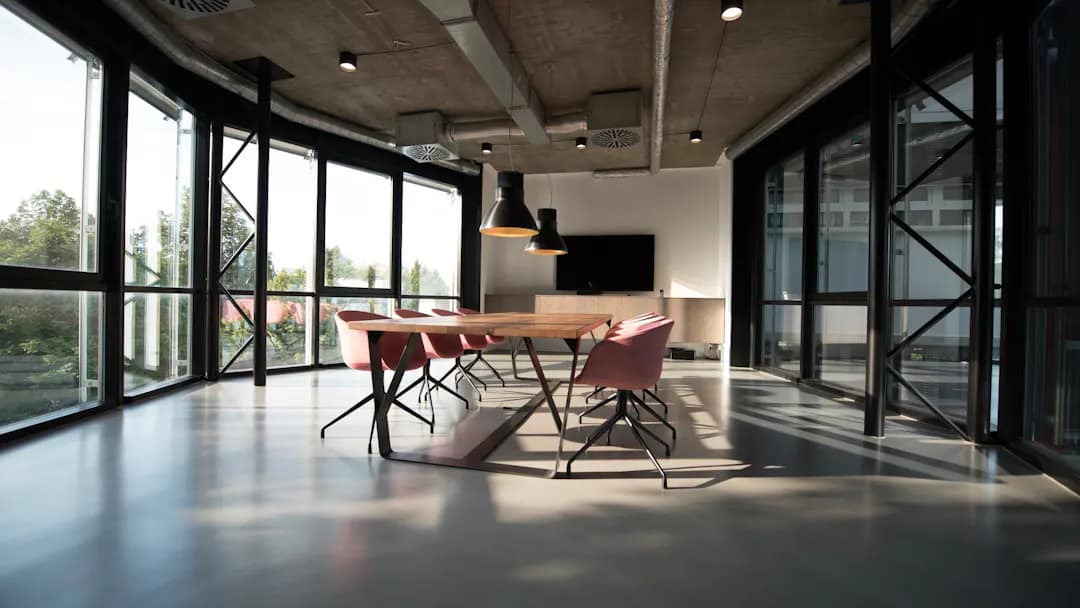 Salle de réunion dans des bureaux contemporains