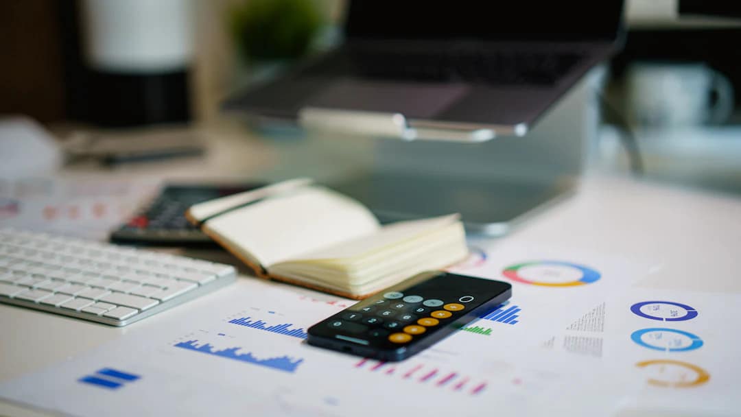 Documents comptables et calculatrice illustrant la codification de la TVA