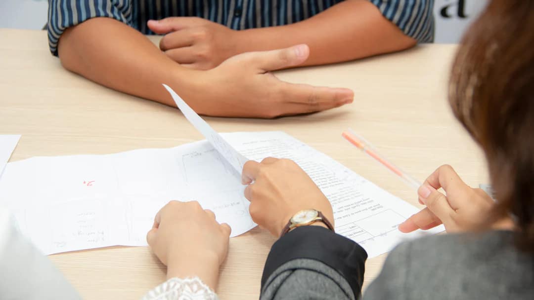 Deux personnes examinant des documents successoraux — photo Van Tay Media, Unsplash