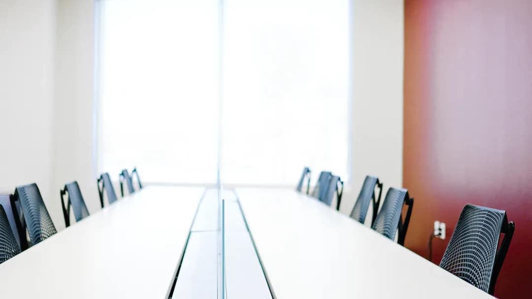 Salle de réunion vide dans des locaux professionnels