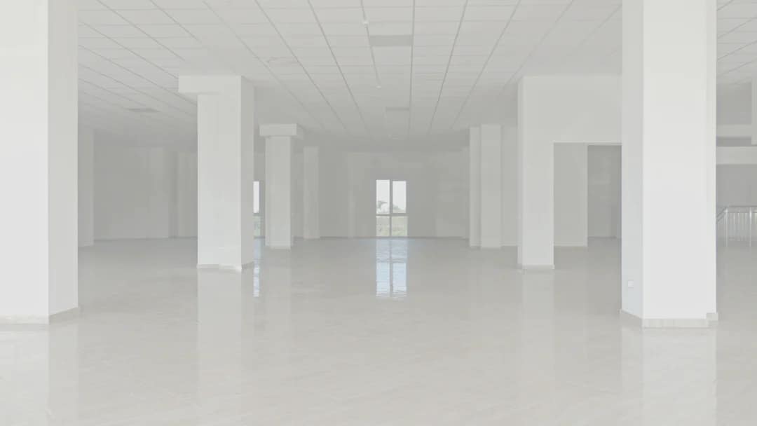 Intérieur vide d’un local commercial, sans texte ni signalétique