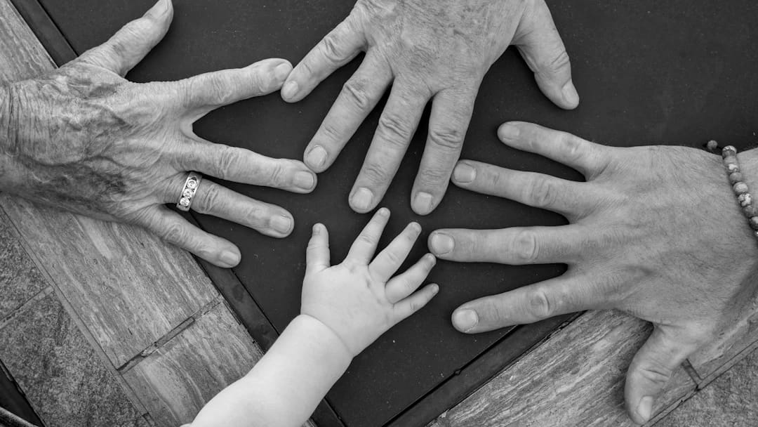 Mains de plusieurs générations réunies — photo Barnabas Piper, Unsplash