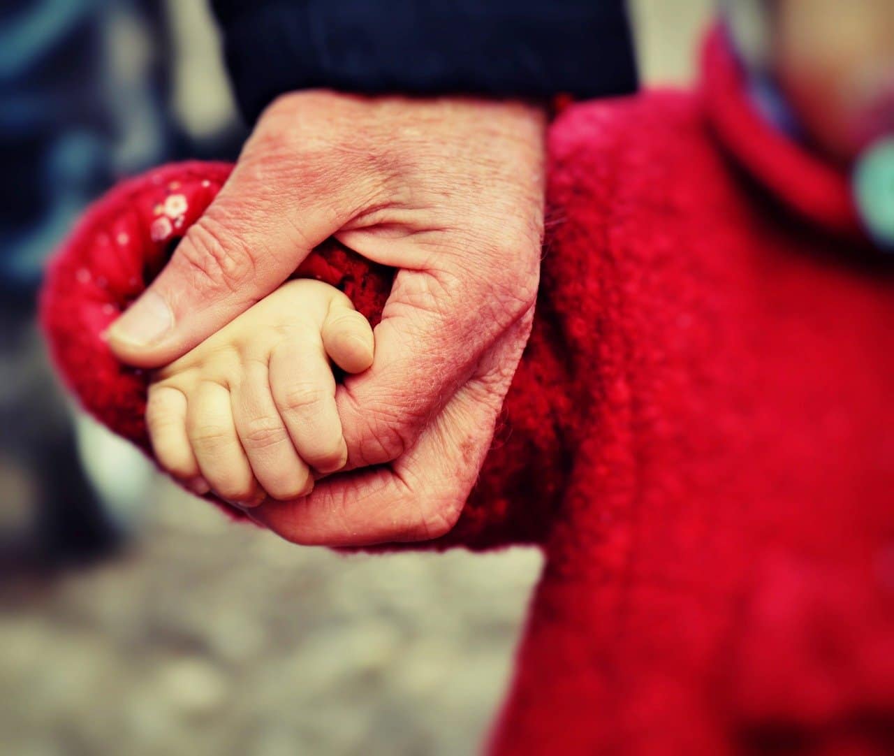 Les grands-parents peuvent faire le choix d'une donation à leurs petits-enfants afin de les aider sur le plan matériel ou financier.