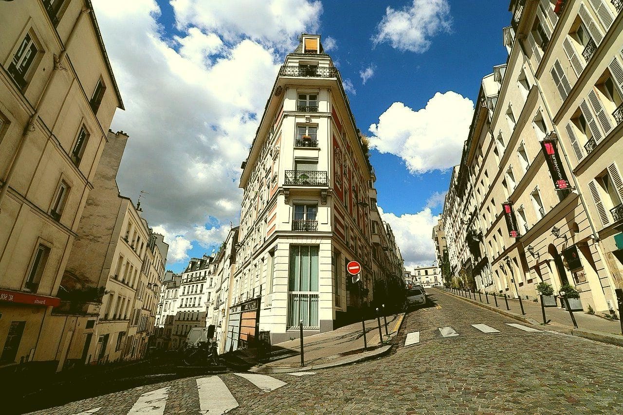 La différence entre compromis et promesse de vente réside principalement dans la façon dont elle engage les parties.