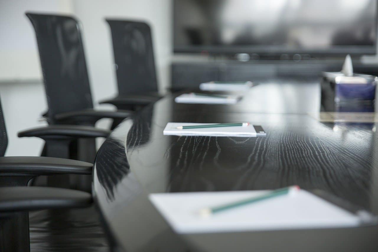 C'est le notaire qui peut établir un certificat de capacité du dirigeant.