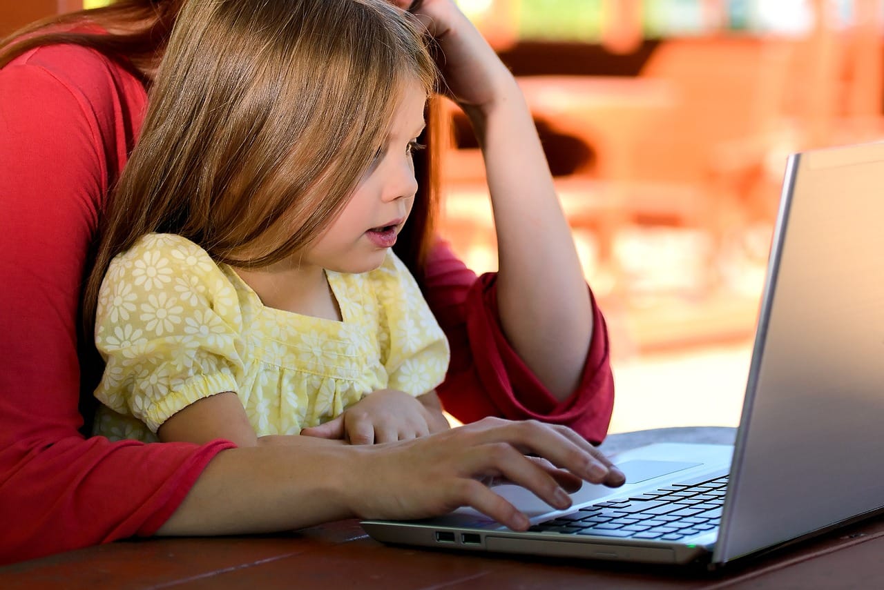 Est il obligatoire de faire appel à un notaire dans le cadre d'une procédure d'adoption simple ou d'adoption plénière ?