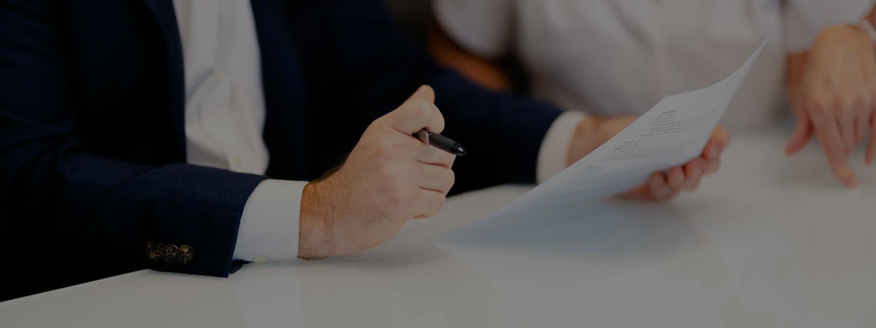 Deux professionnels examinent les pièces d’une augmentation de capital par compensation de créances