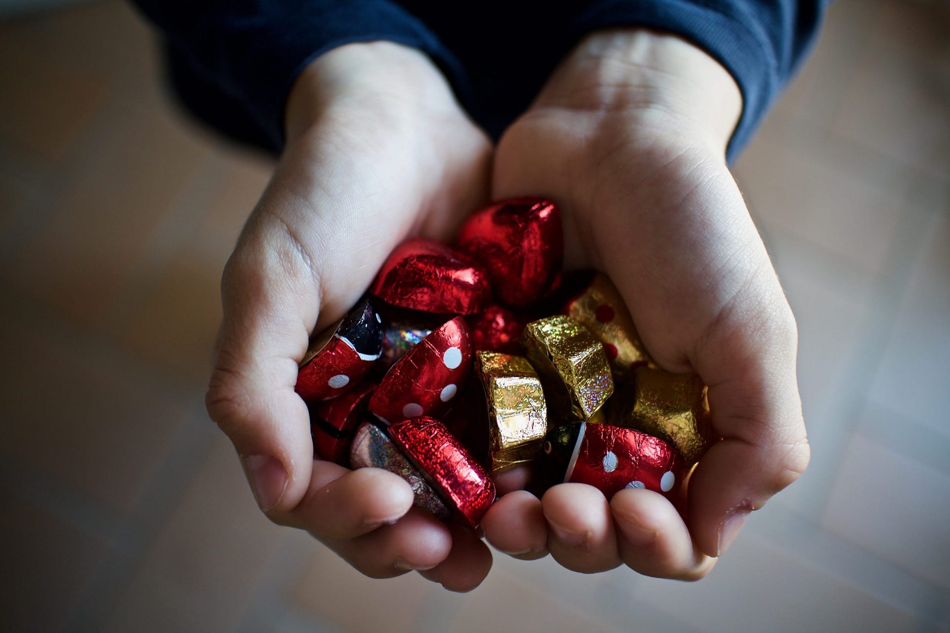 La donation permet à un donateur de transmettre de son vivant une partie de ses biens (immobilier, bijoux, argent...) à la personne qu'il désigne comme receveur.