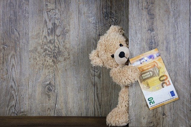 La donation est l'action par laquelle une personne choisit de son vivant de donner au receveur une partie de ses biens.