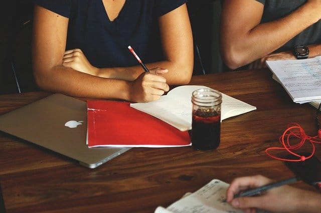 Créer une SCI permet de partager les bénéfices et de gérer un patrimoine immobilier entre deux personnes ou plus.