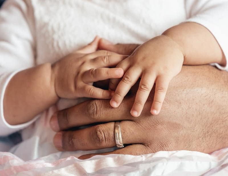 A l'issue de la PMA, le père établit sa filiation avec l'enfant différemment selon que les parents sont mariés ou non.