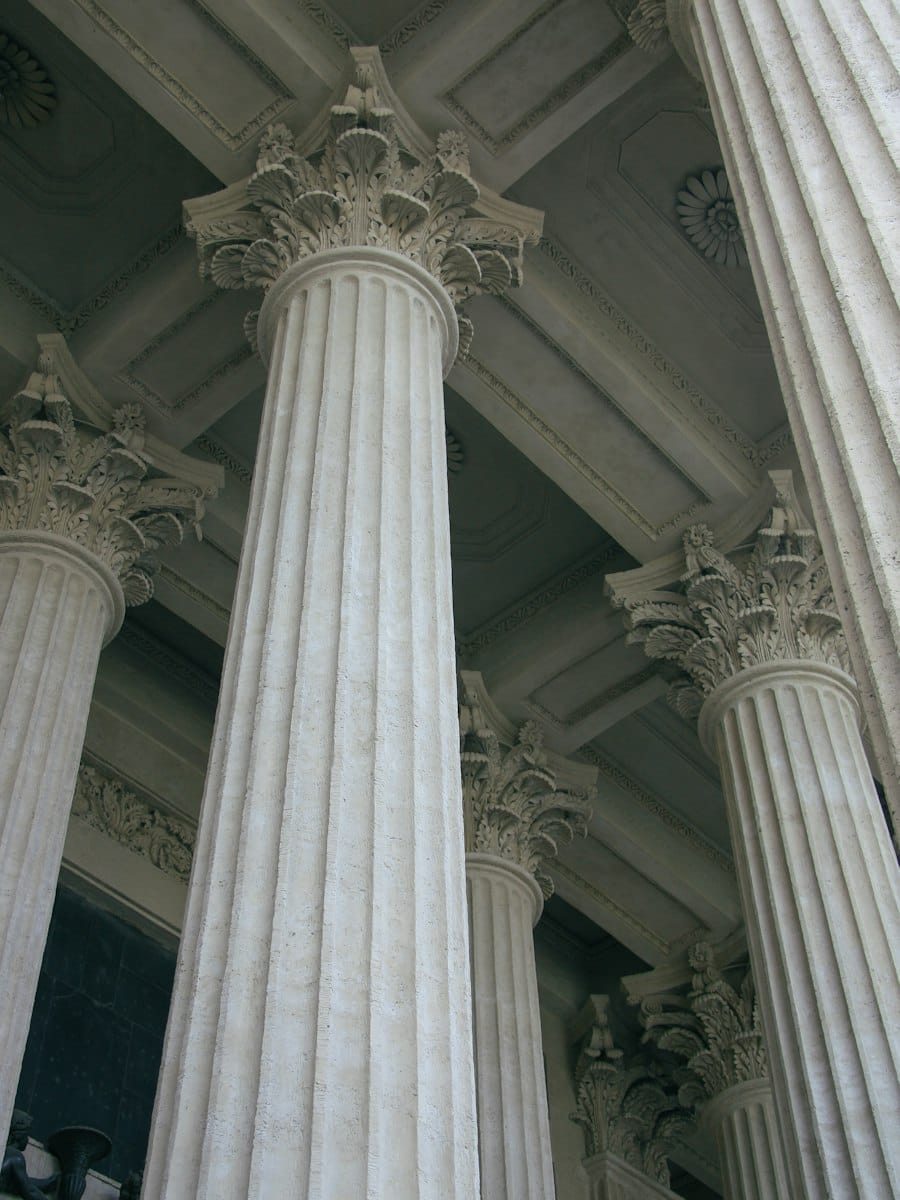 Colonnes architecturales évoquant la certification notariale d’une augmentation de capital