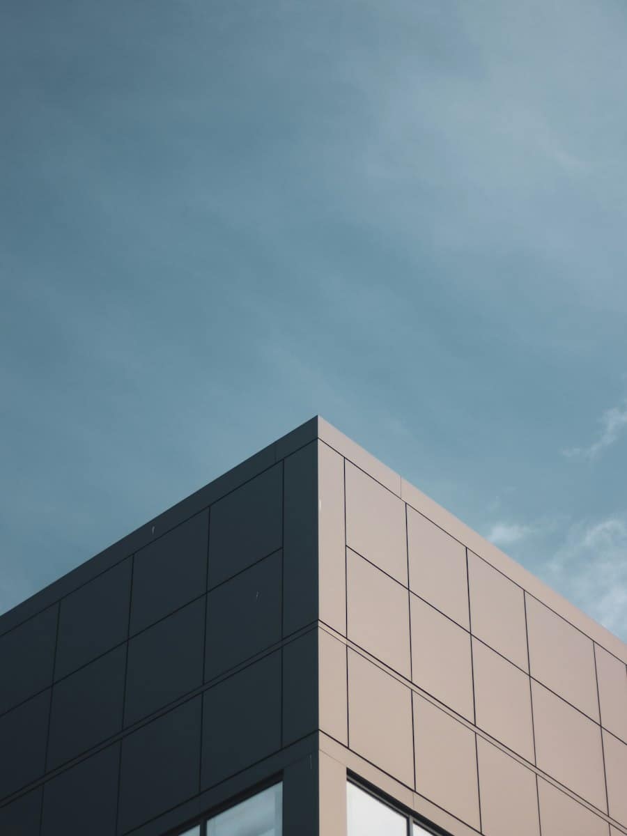 Architecture géométrique illustrant la transformation d’une créance en capital