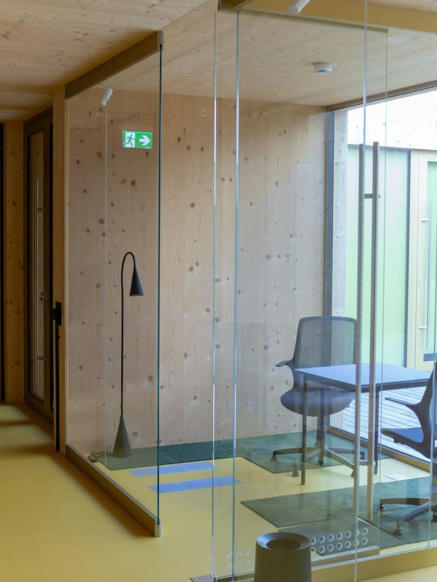 Salle de réunion illustrant l’examen d’un dossier de SAS
