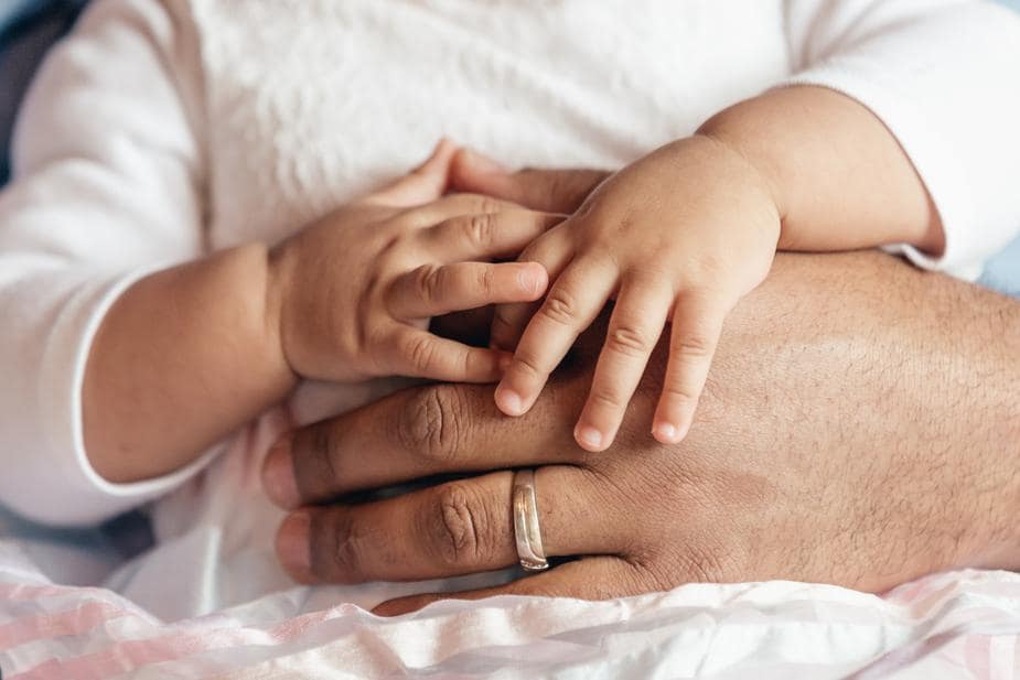 A l'issue de la PMA, le père établit sa filiation avec l'enfant différemment selon que les parents sont mariés ou non.