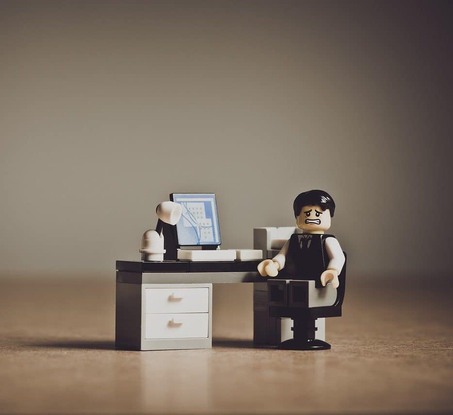 La SCI comporte deux inconvénients principaux : contraintes dues au respect d'un certain formalisme et également une responsabilité illimitée de dettes