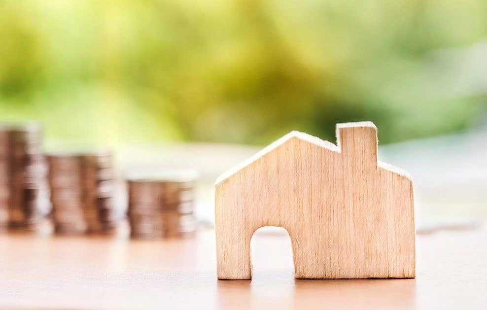 Le vendeur fait une offre de vente immobilière, tandis que l'acquéreur fait une offre d'achat.